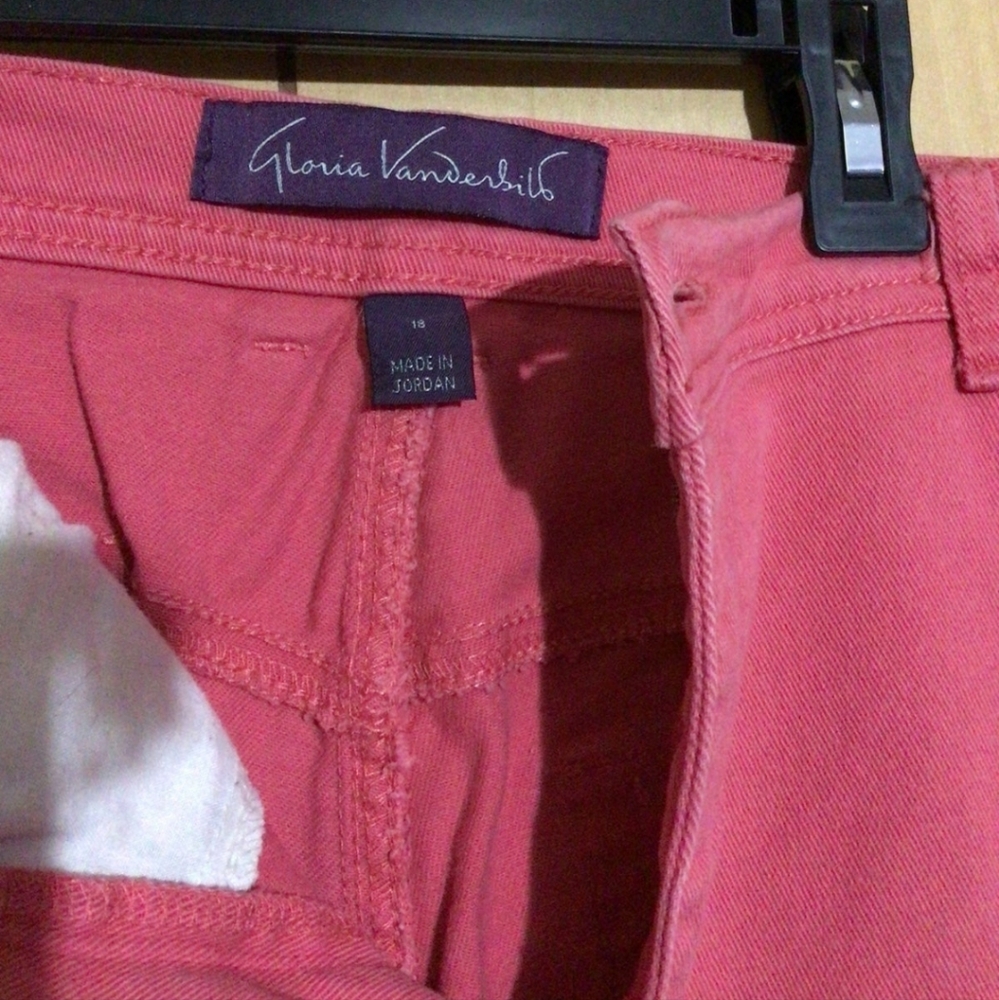 Gloria Vanderbilt dark pink (coral) colored woman’s capris in a size 18. Cotton - Picture 2 of 5